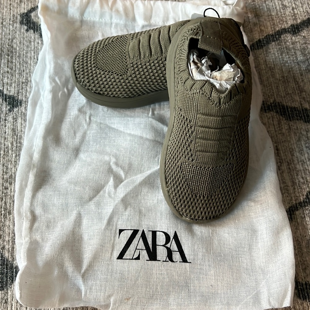 Zara Green sock style sneaker brand new size 7 toddler